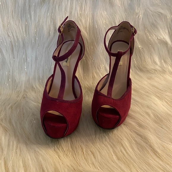 Olsenboye Faux Suede Platform T-Strap Heel Fuchsia - Picture 3 of 5